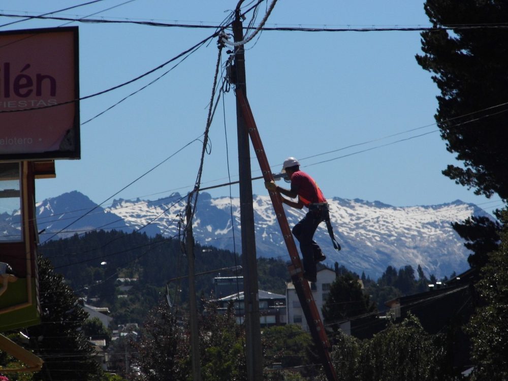 Tendido de fibra óptica en poste, cordillera de fondo