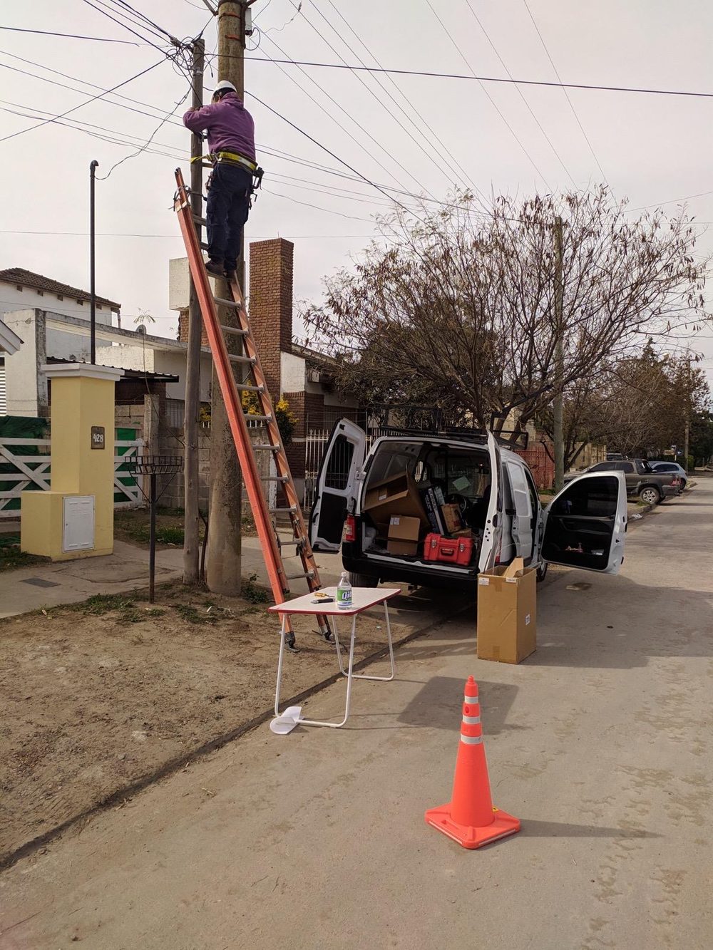 Instalación de fibra óptica en poste desde el móvil
