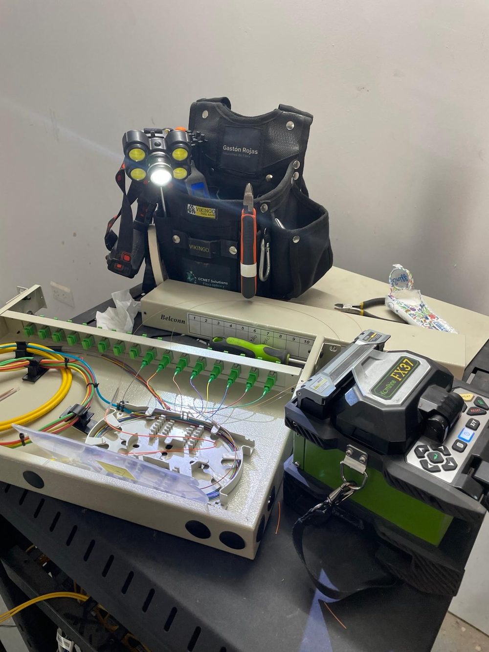 Bandeja de conexiones y fusionadora de fibra